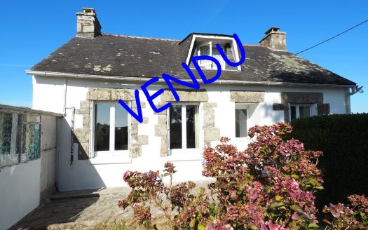 Une petite maison en pierres à la campagne