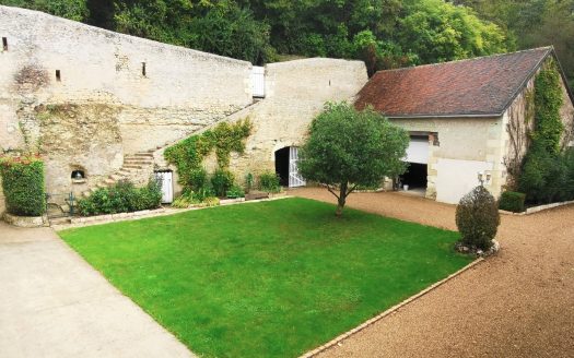 Beautiful 19th century property, ideally located in the heart of the tourist sites of Amboise, Beauval and Chenonceau.