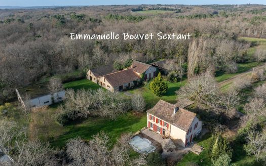 Close to Bergerac, 20accres property, 18th century renovated stone-house, pool, numerous outbuildings, view