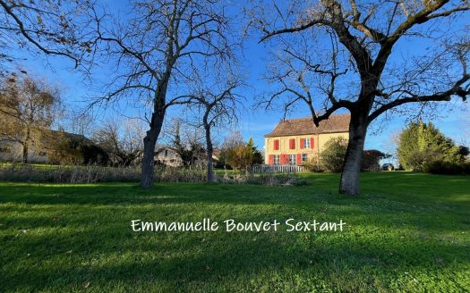 Close to Bergerac, 20accres property, 18th century renovated stone-house, pool, numerous outbuildings, view