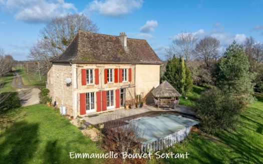 Close to Bergerac, 20accres property, 18th century renovated stone-house, pool, numerous outbuildings, view