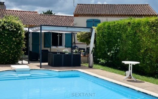 BEAUTIFUL TRADITIONAL HOUSE, VERY BEAUTIFUL VIEW OF THE COUNTRYSIDE, PYRENEES, BEAUTIFUL ENCLOSED LAND WITH SWIMMING POOL, QUIET