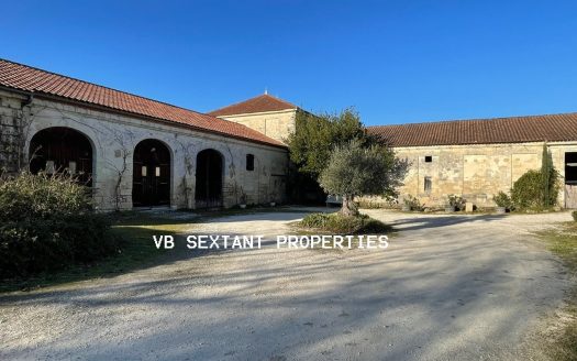 Entre-deux-Mers, 35 minutes from Bordeaux, beautiful 18th century real estate complex, 2 homes, 1 hectare3 of land