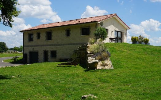 Contemporary villa built according to technical environmental standards in the heart of green Perigord.