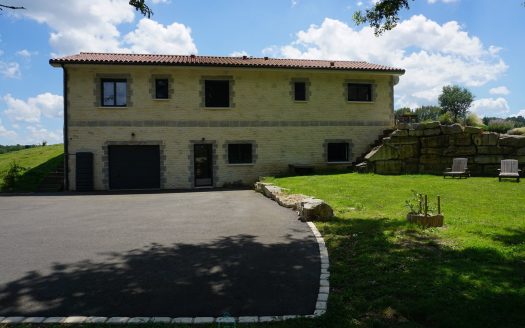 Contemporary villa built according to technical environmental standards in the heart of green Perigord.