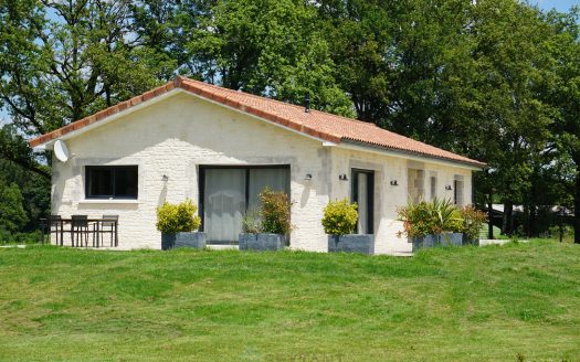 Contemporary villa built according to technical environmental standards in the heart of green Perigord.