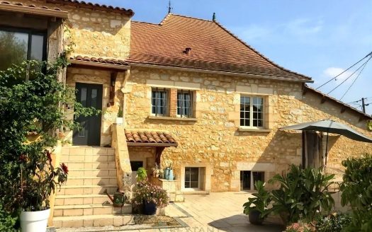 MONBAZILLAC : OLD CELLAR TURNED INTO SPACIOUS AND COMFORTABLE HOUSE