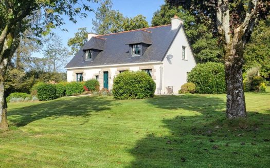 Spacious five bedroom house in large garden