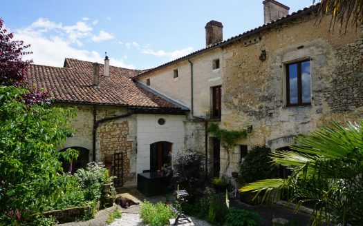 Charming 13th century stone house located in the picturesque Nizonne valley.