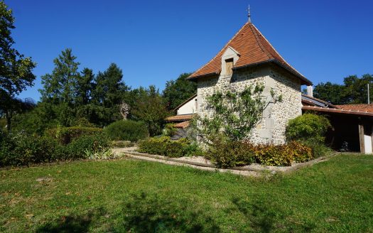 Charming 18th century stone real estate complex nestled in the Perigord Vert natural park.