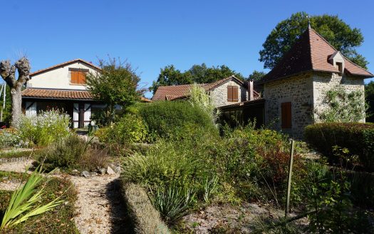 Charming 18th century stone real estate complex nestled in the Perigord Vert natural park.