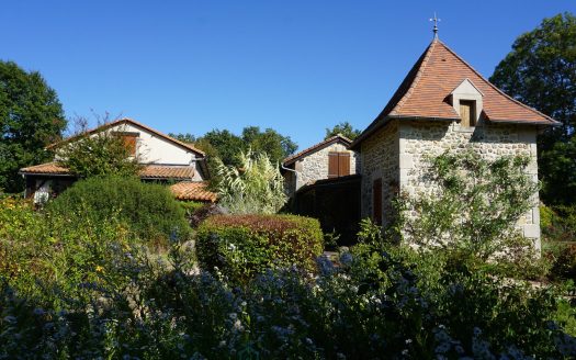 Charming 18th century stone real estate complex nestled in the Perigord Vert natural park.