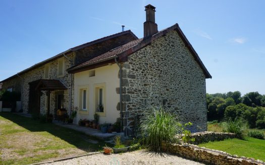 Charming stone house located in the calm of the countryside.