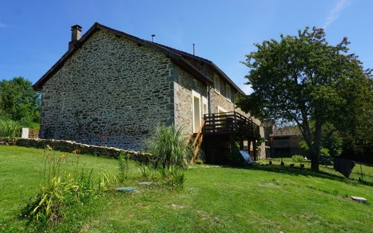 Charming stone house located in the calm of the countryside.