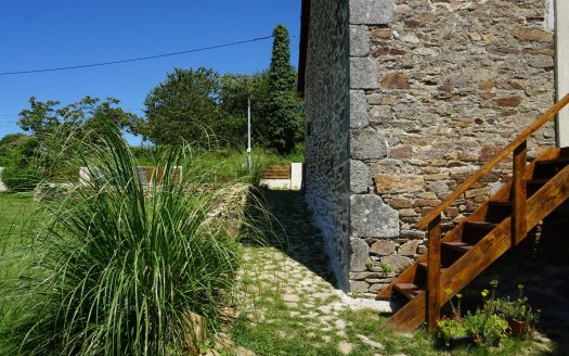 Charming stone house located in the calm of the countryside.