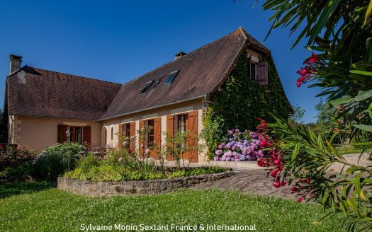 Superb Perigourdine nestled in a green setting