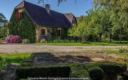 Superb Perigourdine nestled in a green setting