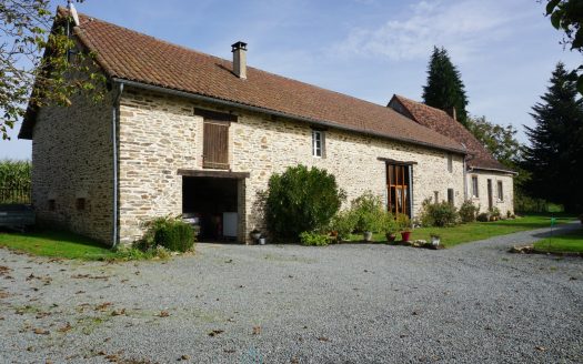 Superb 18th century farmhouse, carefully restored, nestled in the heart of the Perigord Vert natural park.