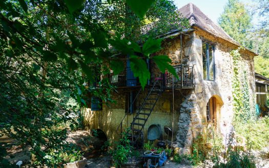 Charming 18th century mill, nestled in a green setting crossed by a river.