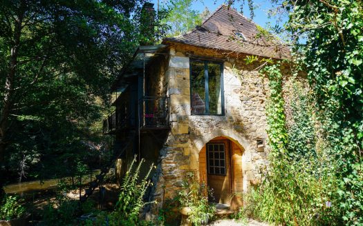 Charming 18th century mill, nestled in a green setting crossed by a river.