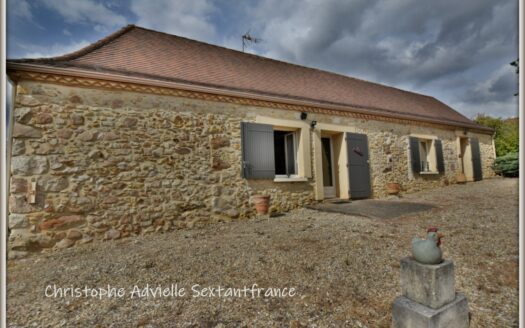 Stone house all on the ground floor, barn, 3 garages and wondefrull pool and its covered terrace with nice view