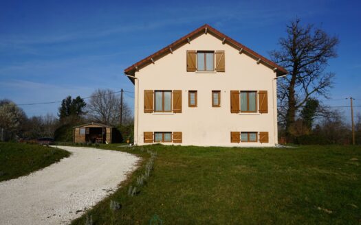 Country house in the heart of the green Perigord.