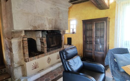 20 min South of Lisieux and 15 min from Bernay, a stone&apos;s throw from a small town with all shops, schools and colleges, beautiful property