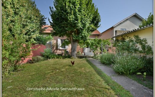 Bergerac city, lovely semi detached house lovely renovated with nice garden, garage and storage room