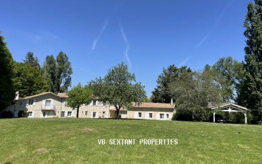 Bordeaux right bank, 15 minutes from Bordeaux, exceptional environment for this 8 hectare property.