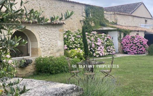 Between Bordeaux and Saint-Emilion, beautiful residence, with outbuildings and swimming pool.