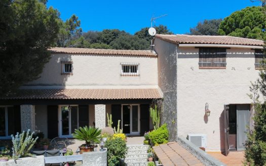 ST MITRE – Beautiful property: 7-room house with swimming pool – 211sqm / plot 2850sqm